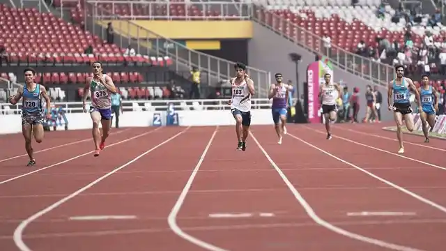 Avnil Kumar (centre) in action in the men’s 400m (T13 category) at Para Asian Games 2018 in Jakarta. 