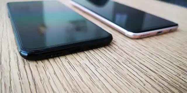 No headphone jack on the OnePlus 6T (front)