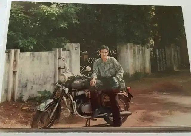 That’s me (Roshun), with the Yezdi 250 Classic back in 1996. Notice the design similarity. 