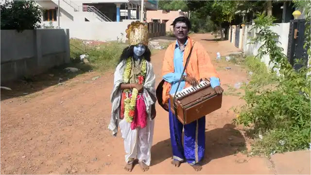 I met another father-son duo in the streets of Thanjavur.