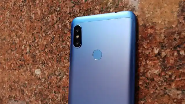 Dual rear vertical cameras on the Redmi Note 6 Pro.