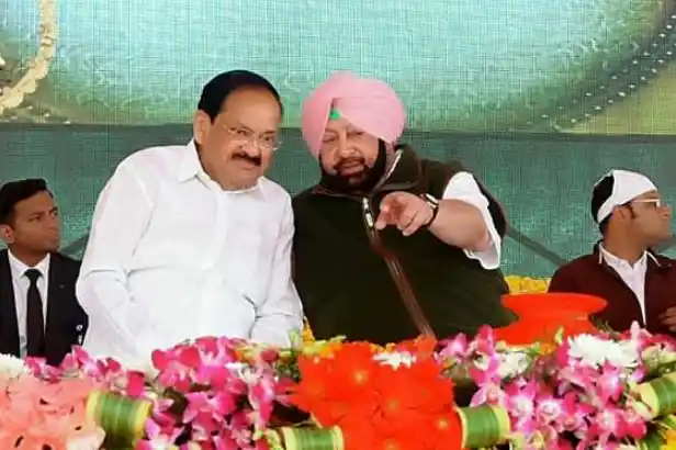 Captain Amarinder Singh (right) with Vice President Venkaiah Naidu (left) during the ceremony where they laid the foundation stone for the Kartarpur corridor. 