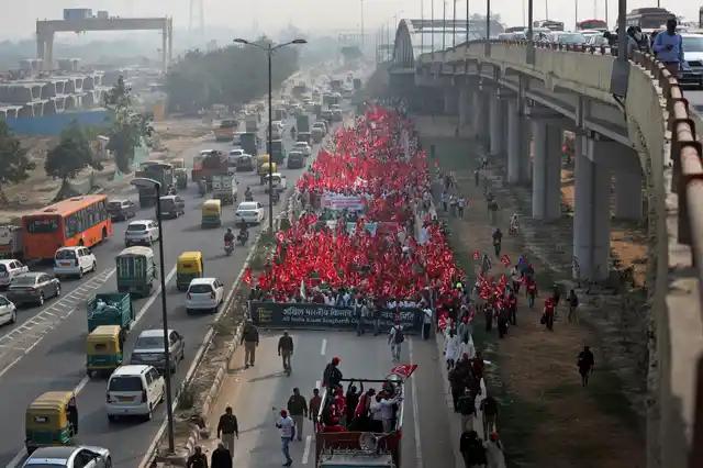 Farmers, workers and agricultural laborers arrive in New Delhi.
