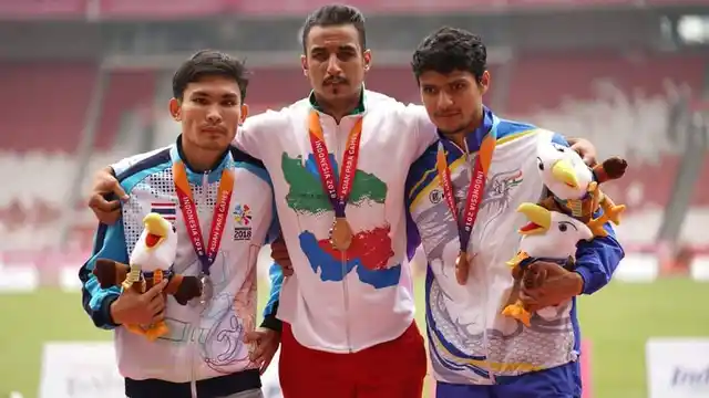 Avnil Kumar (right) at the medal ceremony of the men’s 400m in the T13 category at Para Asian Games 2018 in Jakarta. 