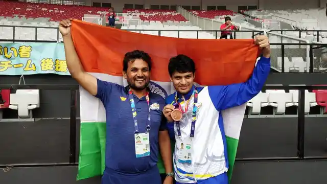 Avnil Kumar (left) with coach Dr Satyapal Singh after winning bronze in the men’s 400m in the T13 category at Para Asian Games 2018 in Jakarta. 