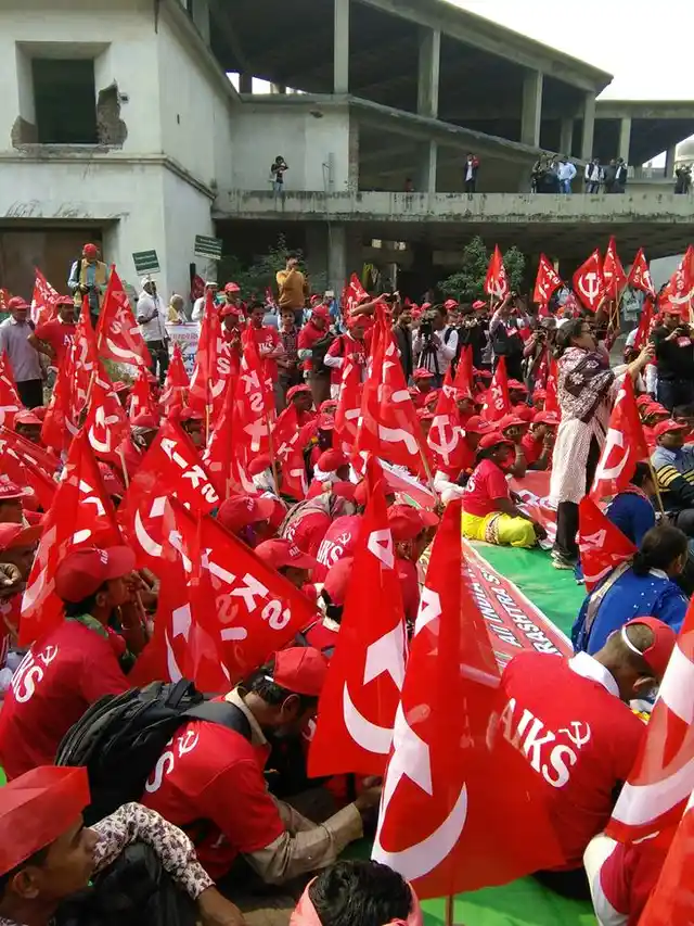 Members of All India Kisan Sangharsh Samiti (AIKS) marking their attendance in the march. 