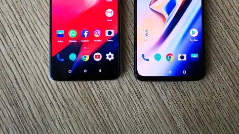 OnePlus 6T (right) has a smaller chin compared to the OnePlus 6 (left)