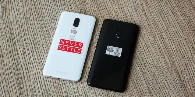 Did you really need a bigger battery on the OnePlus 6T (right)