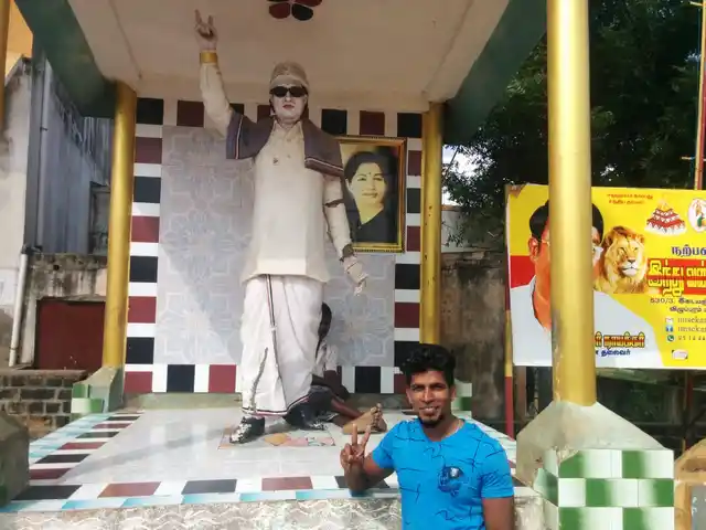 V Suresh at the MGR statue in Edayanchavadi.