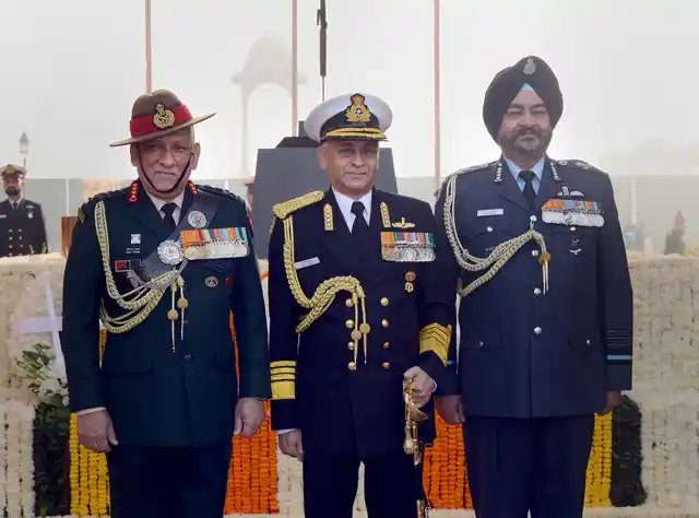 (LtoR) Chief of Army Staff General Bipin Rawat, Chief of Naval Staff Admiral Sunil Lanba and Chief of Air Staff Air Chief Marshal BS Dhanoa on the occasion of Navy Day at Amar Jawan Jyoti, India Gate, in New Delhi.