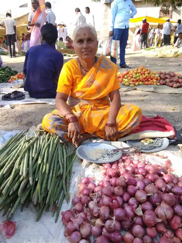 Sarda from Bhondavewadi at the local haat in Dhawalpuri. 