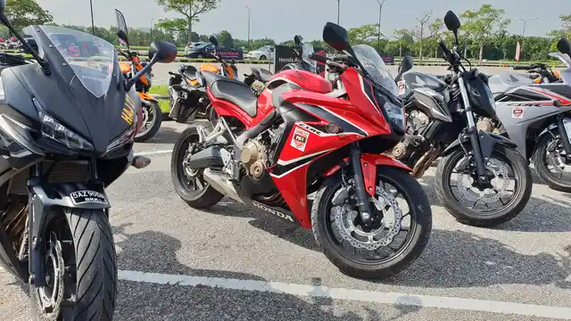 The Honda CBR 650F (red)