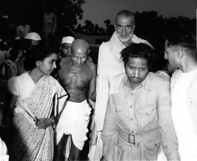 Gandhi with Khan Abdul Ghafar Khan and Sushila Nayar, his personal physician, arriving for the meeting of the Congress Committee, where the partition of the country was decided, 1947