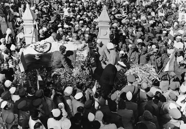 Mahatma Gandhi’s body at Birla House. Sardar Patel, Nehru, Mountbatten, Baldev Singh and his son, Ramdas, are seen in the picture. 1 February 1948