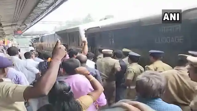 BJP workers on Monday, raised slogans at the railway station in Thiruvananthapuram against three women activists of Chennai-based outfit ‘Manithi’, who were returning to Tamil Nadu in the afternoon. 