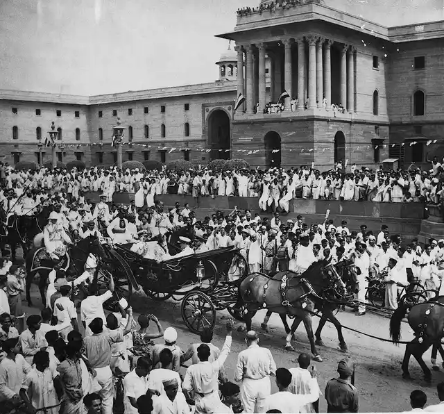 The ceremonial buggy ride from Rashtrapati Bhawan to the Parliament House of Lord Mountbatten, after he was sworn in as Governor-General on the morning of 15 August, 1947. This photograph was taken at Vijay Chowk