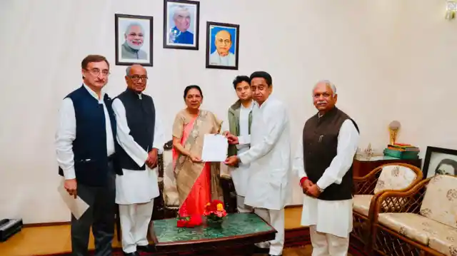 A Congress delegation led by Kamal Nath, Digvijaya Singh and Jyotiraditya Scindia met governor Anandiben Patel to stake claim on government formation.