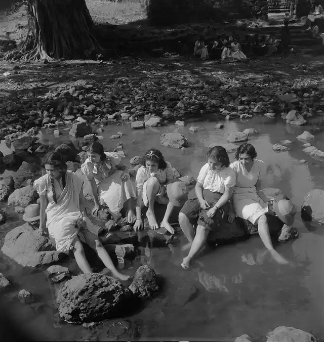 Students of the J J School of Arts at a picnic. Bombay, 1937
