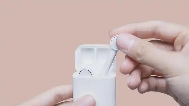 Looks exactly like the Apple AirPods, doesn’t it?