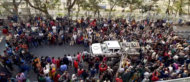 People take part in the funeral procession of eminent film director Mrinal Sen in Kolkata on Tuesday, 1 January. The auteur, who started the new wave of Indian cinema with <i>Bhuvan Shome</i>, was one of the most acclaimed filmmakers of the country.