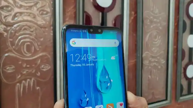 Dual front-facing cameras on the notch. 