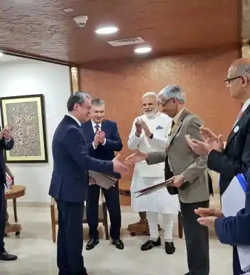 Gandhinagar: Prime Minister Narendra Modi and Uzbekistan President Shavkat Mirziyoyev witness exchange of contract between India