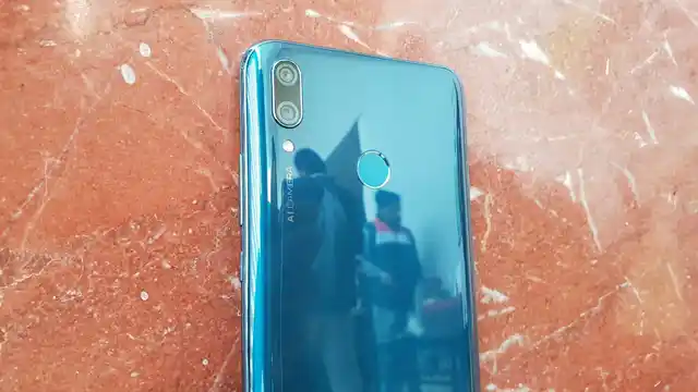 Dual rear cameras with 16 + 2 megapixels. 