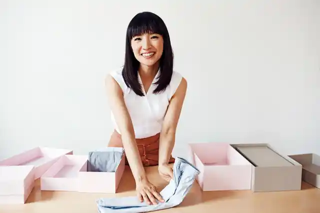 Marie initiates the couples into the KonMari project.