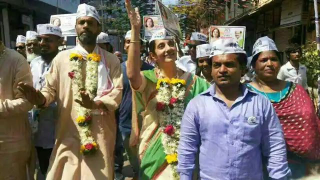 Meera Sanyal while campaigning for AAP in South Mumbai in 2014.