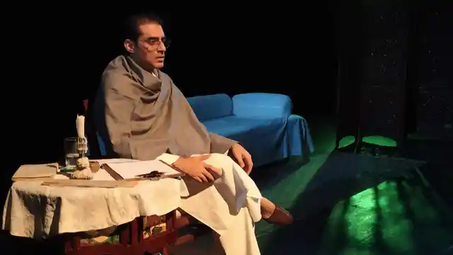 Ashwath Bhatt as Saadat Hasan Manto in the one-man play <i>Ek Mulaqat Manto Se</i>.