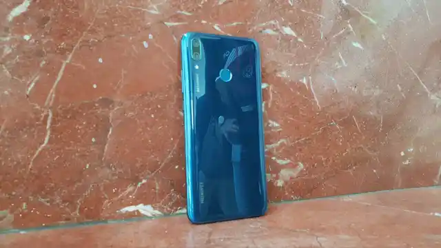 Glass back body is a fingerprint magnet. 