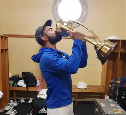 Virat Kohli with the Border-Gavaskar Trophy.