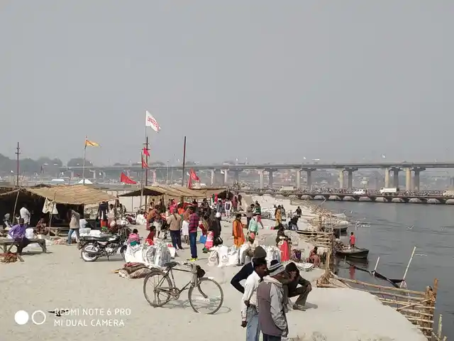 People flock on the banks of the river. 