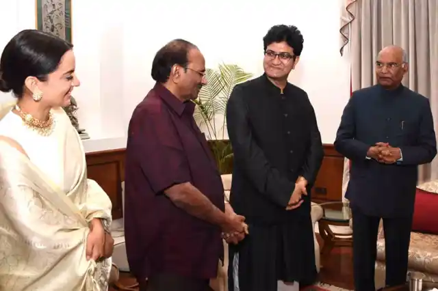 Kangana Ranaut, Vijayendra Prasad, Prasoon Joshi with President Kovind.