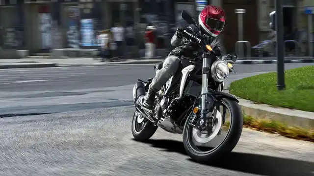 Disc brakes on both sides with dual-channel ABS. 