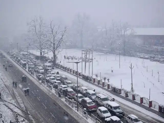 A view of heavy traffic jam due to heavy snowfall in Srinagar.