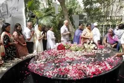 New Delhi: Relatives of Uphaar Cinema fire victims during a programme organised to pay last respect to them on the 19th anniversary of the accident in New Delhi, on June 13, 2016. (Photo: IANS)
