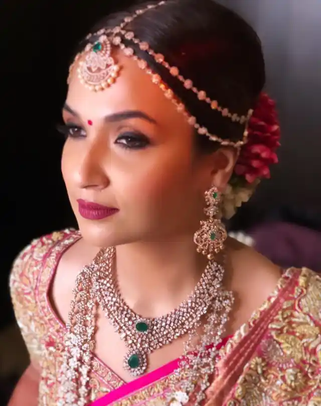 A traditional braid, smoked out liner and a custom raspberry lip using a custom mix from <a href="https://www.instagram.com/gerardcosmetics/">@gerardcosmetics</a> to compliment her stunning Abujani Sandeep Khosla Kancheepuram silk saree.