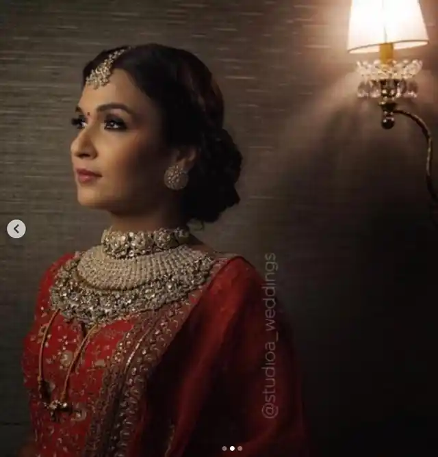 Soundarya looks dreamy in a grand red lehenga for her reception.