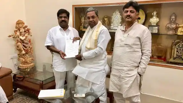 MLA H Nagesh (L) along with Siddaramaiah and DK Shivakumar
