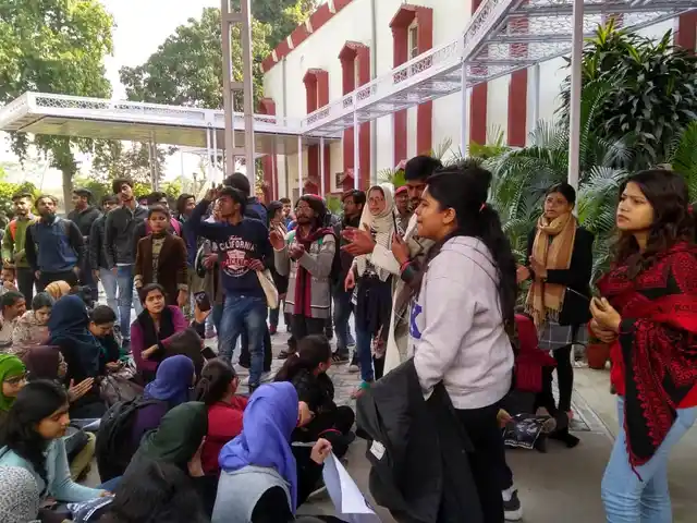 Students from the Department of Applied Arts are demanding that the HOD be removed from his position.