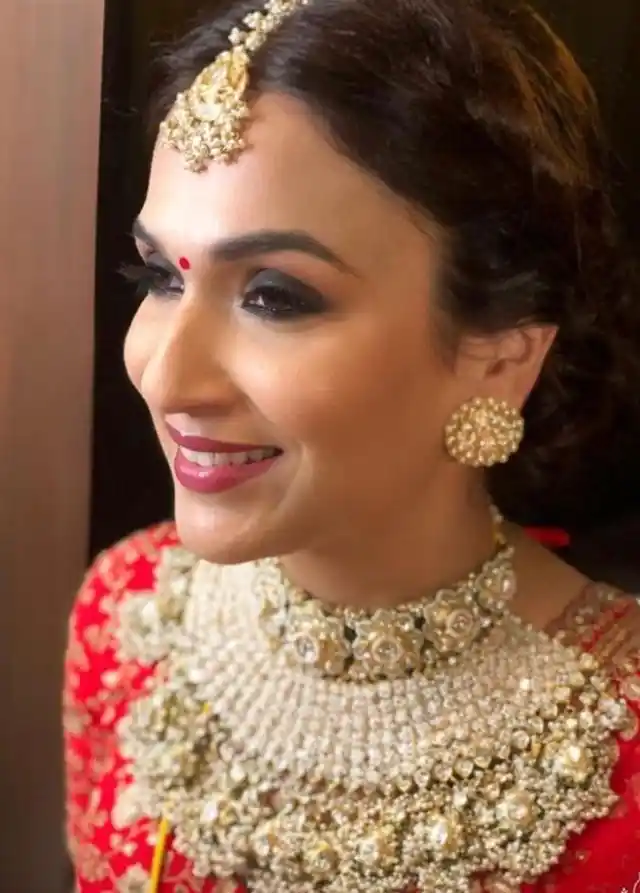 Soundarya’s bridal glow is overshadowing her beautiful jewellery.