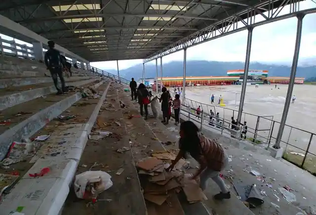 Students take on themselves to clean up the waste.