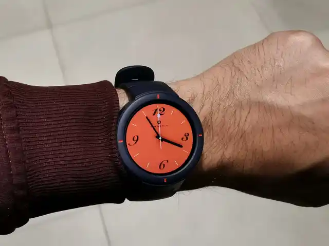 Plenty of watch faces to choose from here.