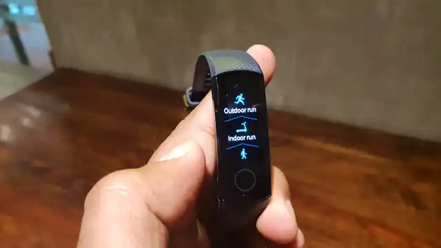 The Honor Band 4 comes with a touch display & water-resistance.
