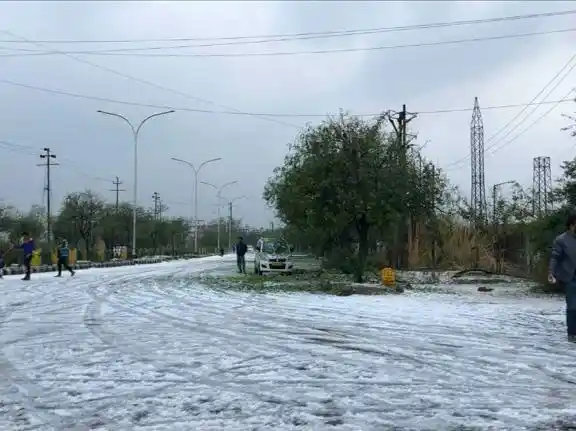 People stopped to enjoy the hailstorm. 