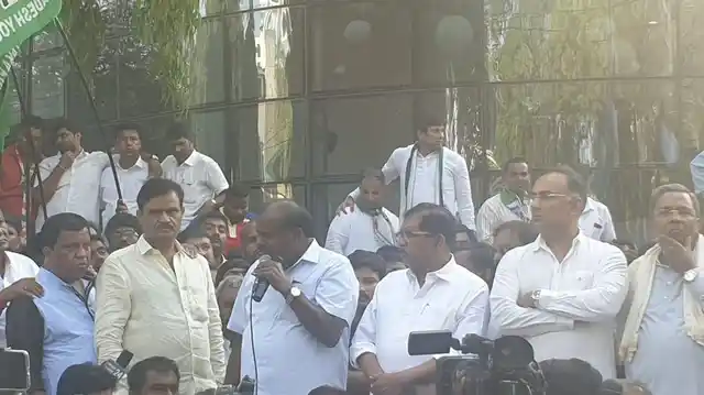 CM Kumaraswamy accompanied by MLA Munirathna (L), G Parameshwara, Dinesh Gundu Rao and Siddaramaiah at the protest on Thursday.