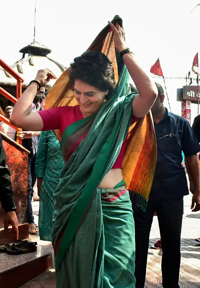 Priyanka Gandhi Vadra arrived at Bade Hanuman temple in Prayagraj to offer prayers today. 