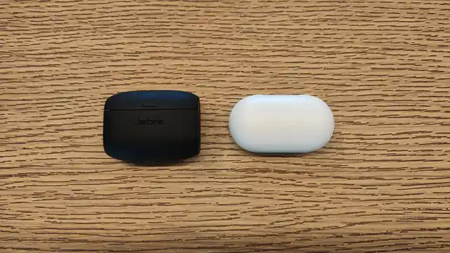 The Jabra Evolve 65t offers one-touch voice assistant feature.