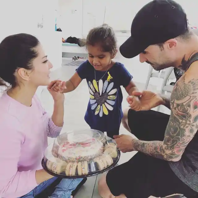 The couple cuts the cake baked by their daughter Nisha.
